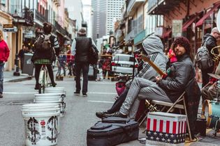 Financement projet musical : des guitaristes jouent dans la rue pour de l’argent.