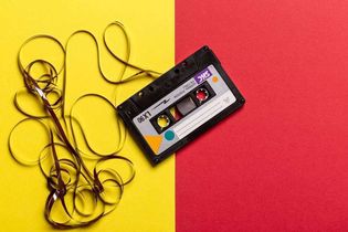 Wiseband, un cassette de musique déroulée sur un fond jaune et rouge